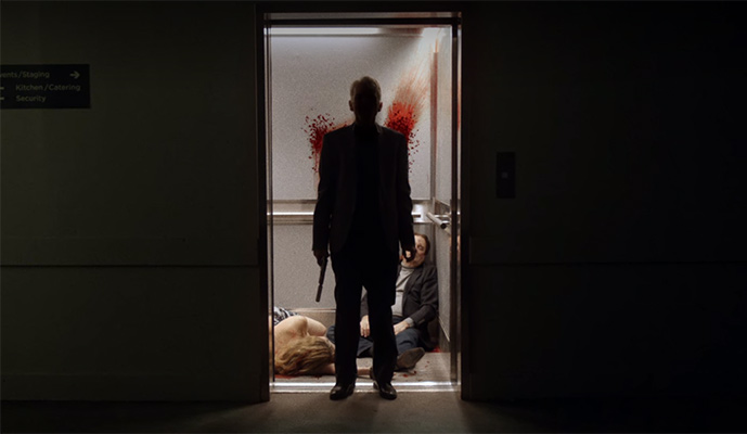 Lorne Malvo em frente a um elevador