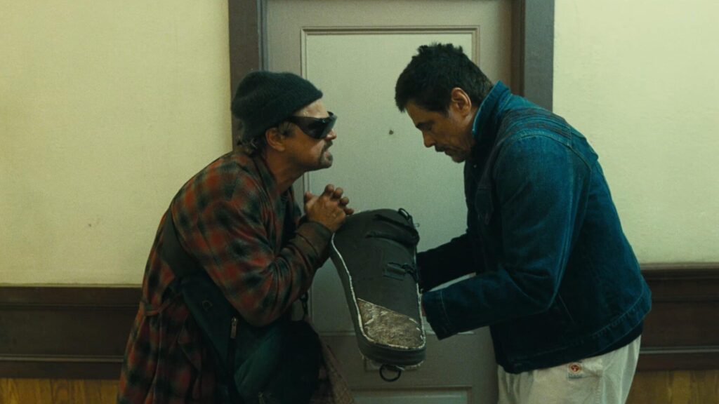 Bob (Leonardo DiCaprio) e Sensei Sergio St. Carlos (Benicio Del Toro) em Uma Batalha Após a Outra.