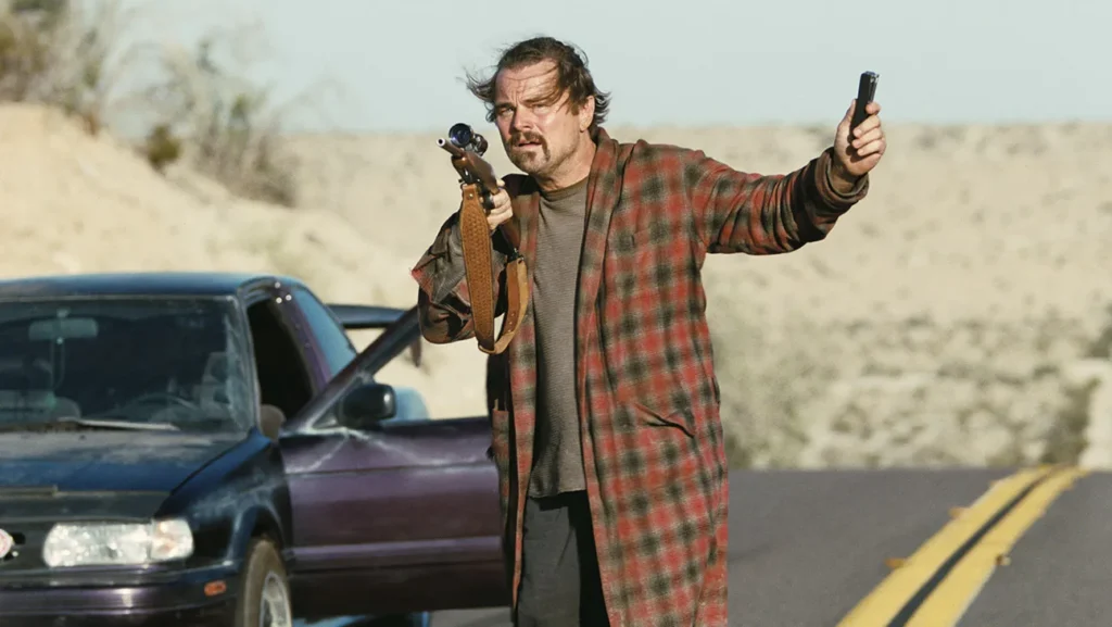 Leonardo DiCaprio em uma surpreendente cena de perseguição com carros em Uma Batalha Após a Outra.