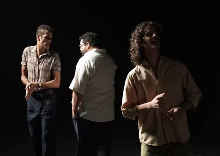 Três homens a dança imagem destacada